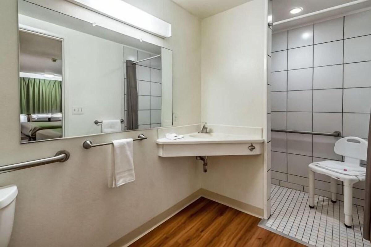 Bathroom | Combined shower/tub, hair dryer, towels, soap