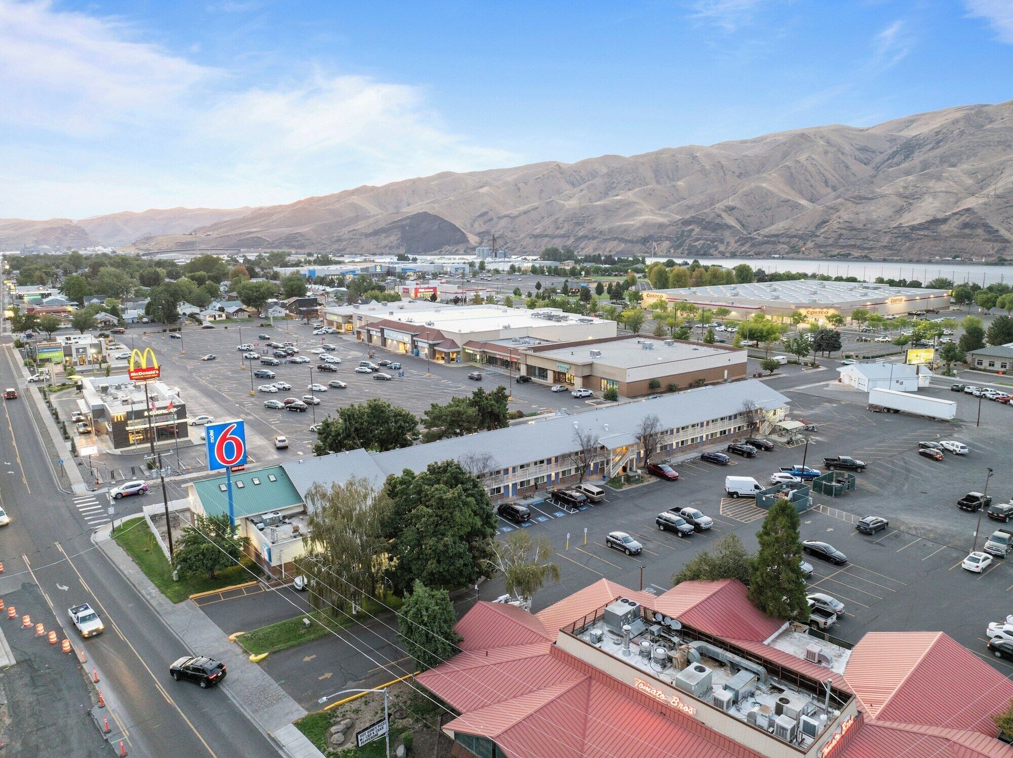 Un grand parking qui abrite plusieurs commerces, dont un McDonald's et un Costco.