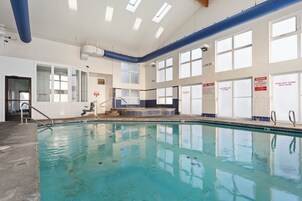 Una piscina techada, abierta desde las 09:00 hasta las 22:00, sombrillas