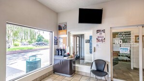 Un espace piscine avec une porte fermée, une chaise et un comptoir équipé de divers accessoires.