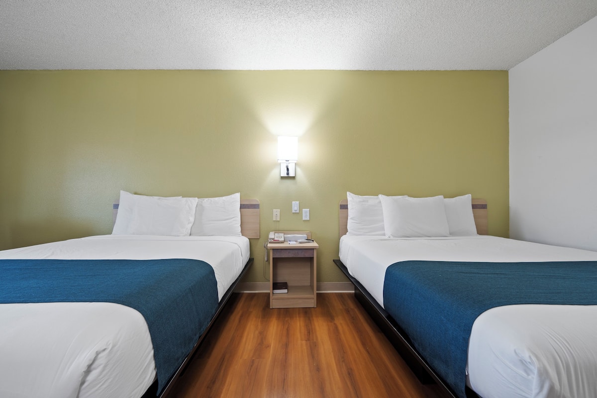 Escritorio, cortinas blackout, wifi gratis y ropa de cama