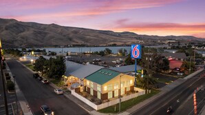 Un motel doté d’un toit végétalisé, d’un parking et offrant une vue sur les collines et le lac environnants.