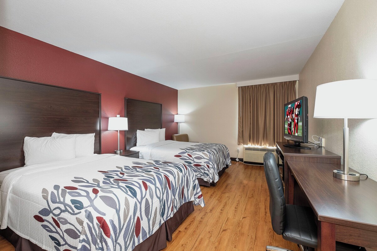 Desk, cribs (free), WiFi (free), bed sheets