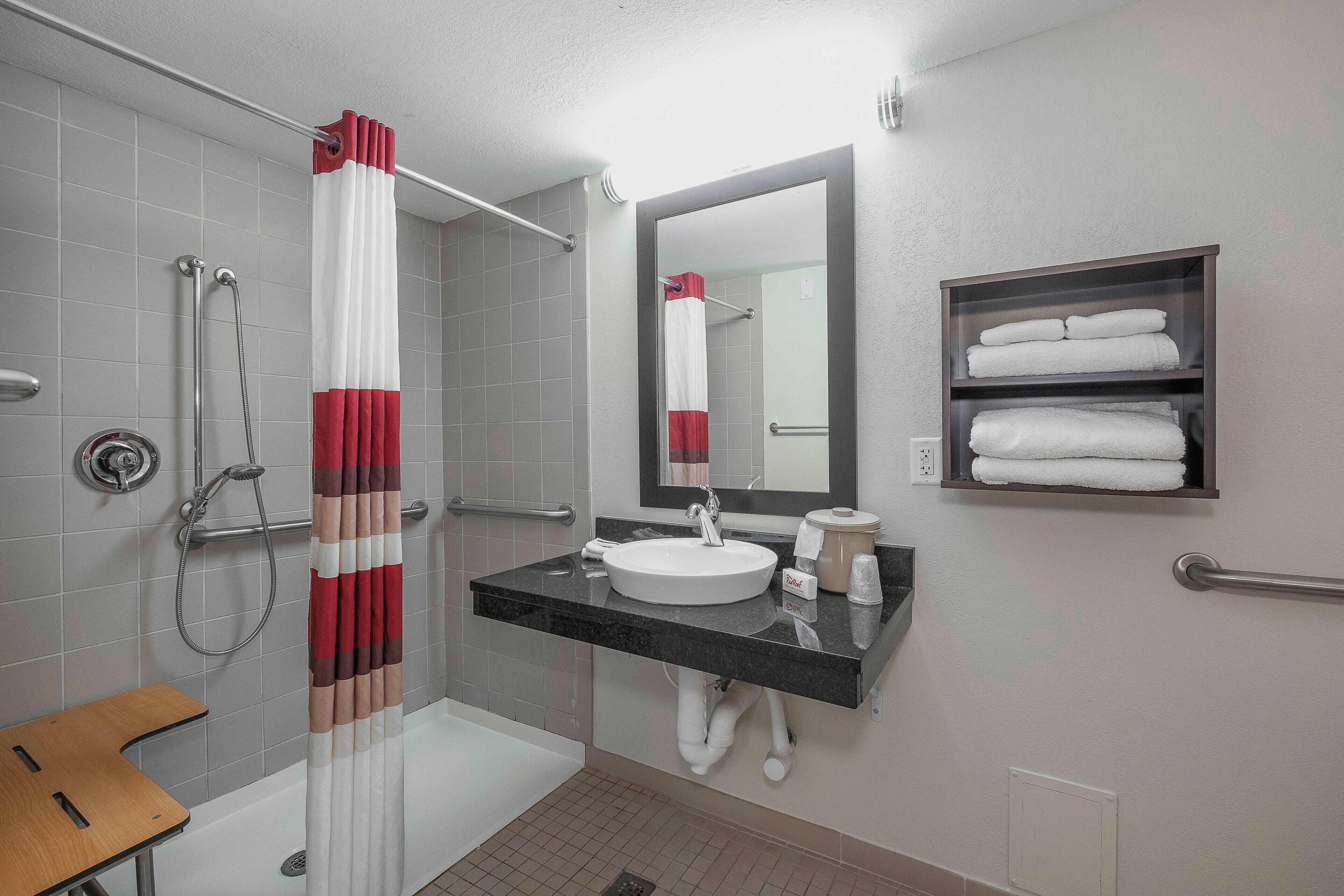 Deluxe-værelse - 2 dobbeltsenge - handicapvenligt - ikke-ryger (Roll-In Shower) | Badeværelse | Kombination af bruser/badekar, gratis toiletartikler, håndklæder