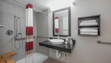 Deluxe-værelse - 2 dobbeltsenge - handicapvenligt - ikke-ryger (Roll-In Shower) | Badeværelse | Kombination af bruser/badekar, gratis toiletartikler, håndklæder
