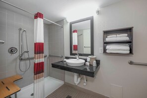 Habitación Deluxe, 2 camas matrimoniales, con acceso para personas discapacitadas (Roll-In Shower) | Baño | Tina con regadera, amenidades de baño gratuitas, toallas 