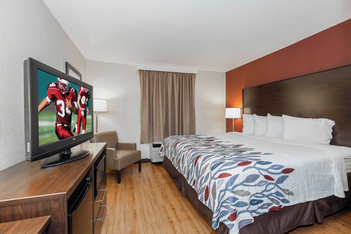 Desk, cribs (free), WiFi (free), bed sheets