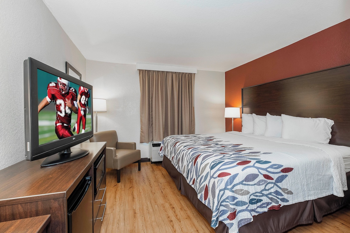 Desk, cribs (free), WiFi (free), bed sheets