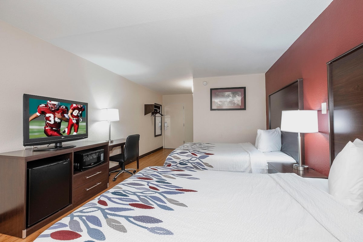Desk, free cots/infant beds, free WiFi, bed sheets