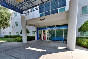 Property entrance - Motel 6 Lewisville, TX - Dallas (Lewisville)