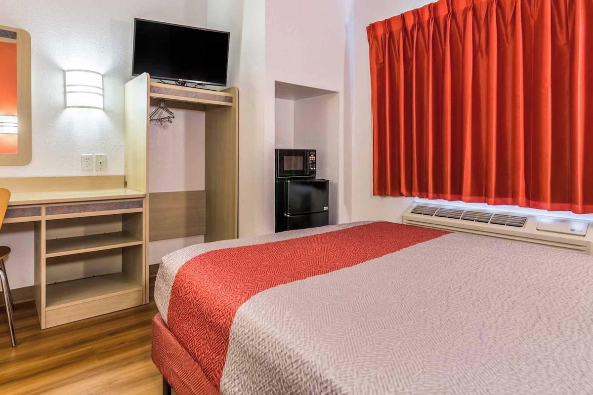 WiFi (free), bed sheets