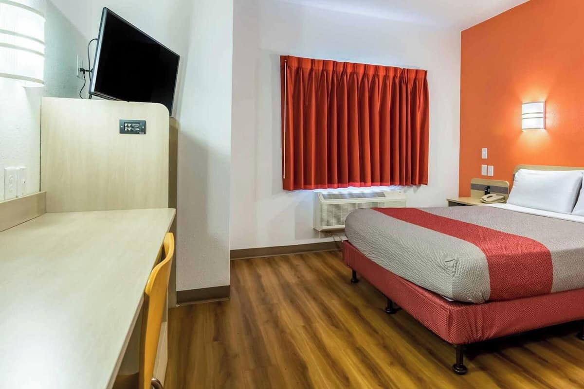 WiFi (free), bed sheets