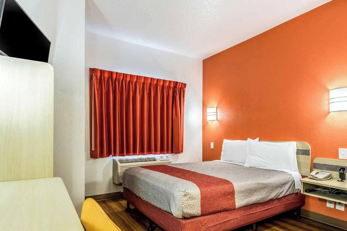 WiFi (free), bed sheets