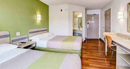 Super 8 by Wyndham Aurora East