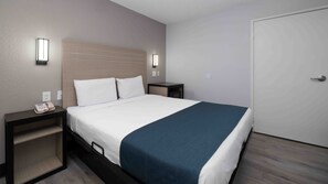 Desk, blackout drapes, free WiFi, bed sheets - Motel 6 Tempe, AZ - Broadway - ASU (Tempe)