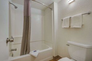 Combined shower/tub, towels