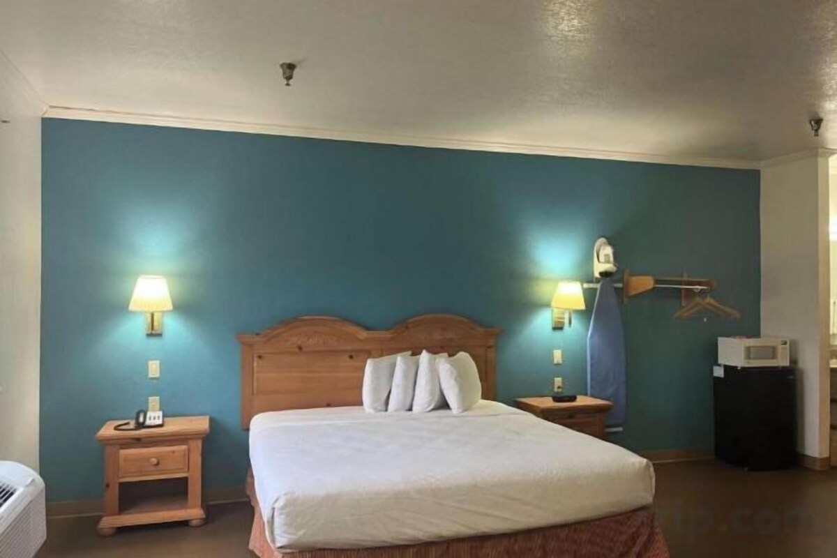 Desk, laptop workspace, blackout drapes, WiFi (free)