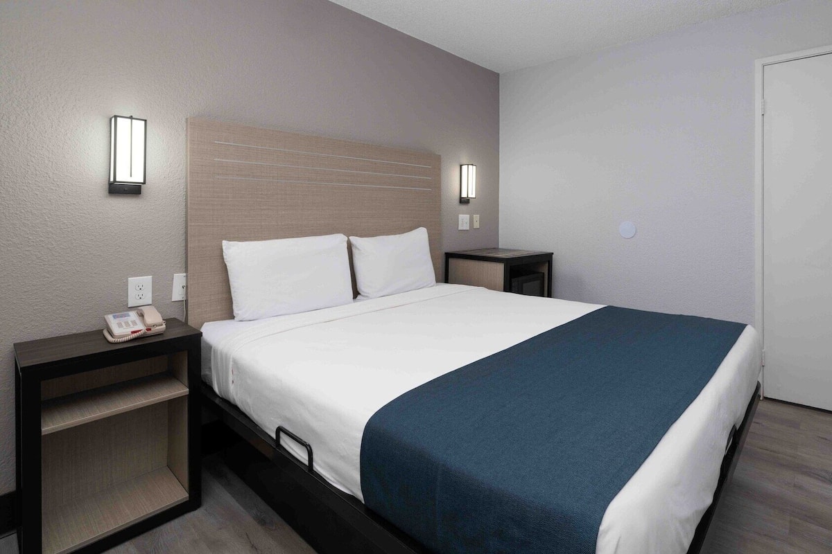 Desk, blackout drapes, free WiFi, bed sheets