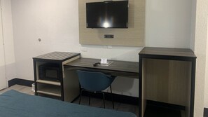 Desk, blackout drapes, free WiFi, bed sheets - Motel 6 Tempe, AZ - Broadway - ASU (Tempe)