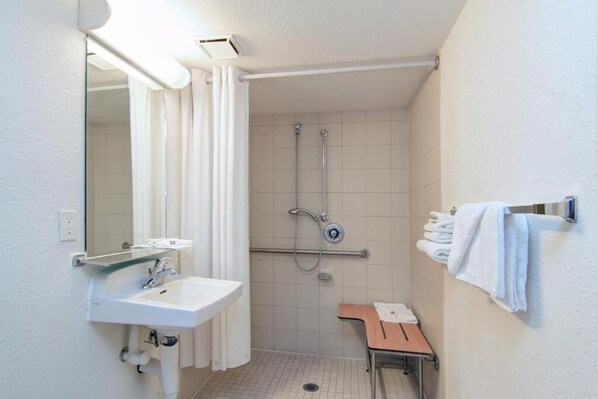 Combined shower/tub, towels - Motel 6 Tempe, AZ - Broadway - ASU (Tempe)