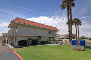 Outdoor wedding area - Motel 6 Tempe, AZ - Broadway - ASU (Tempe)
