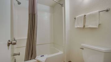 Chuveiro/banheira combinados, toalhas de banho