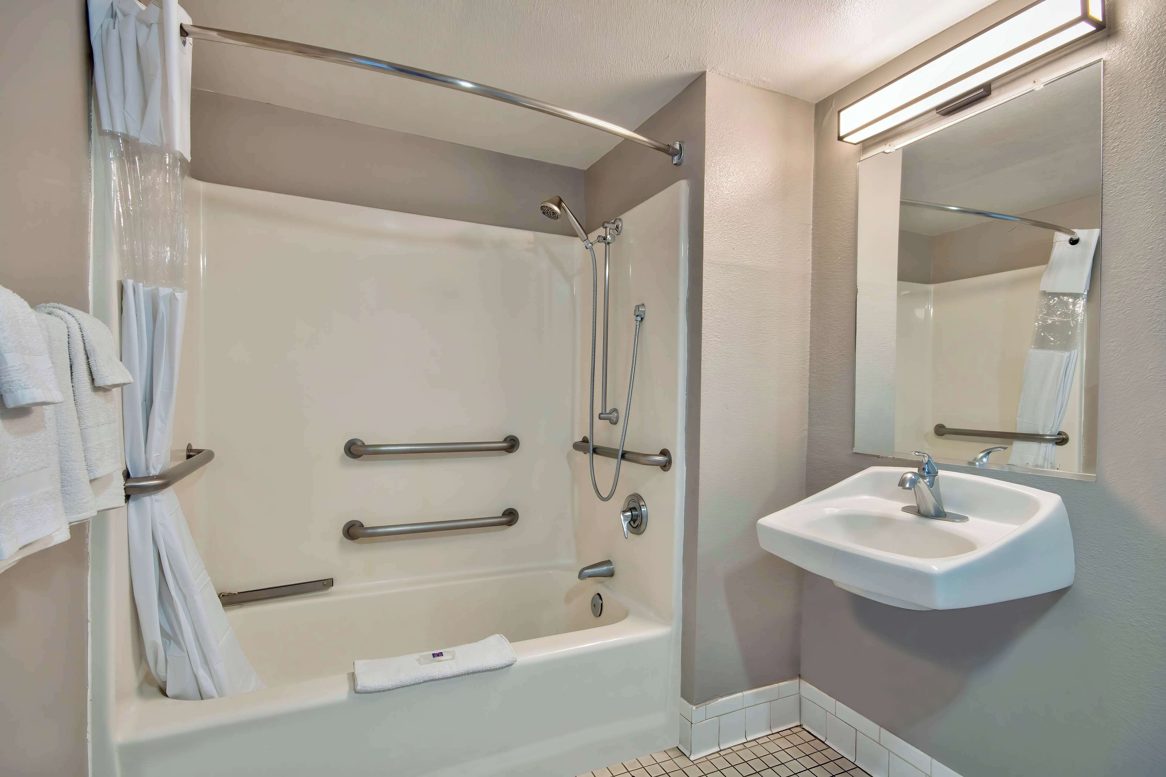 Combined shower/tub, towels
