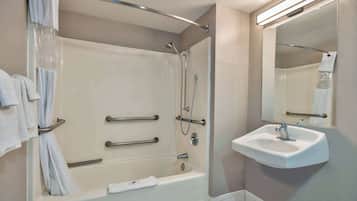 Combined shower/tub, towels