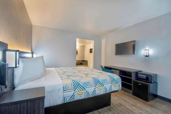 Deluxe Room, 1 King Bed, Non Smoking, Refrigerator & Microwave