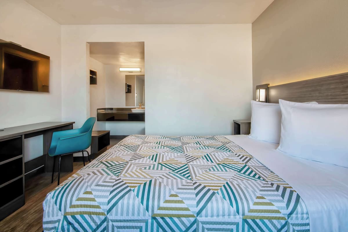 Standard Room, 1 Queen Bed, Non Smoking | Free WiFi, bed sheets