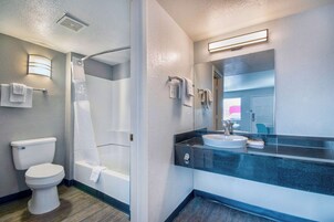 Bañera con ducha, toallas