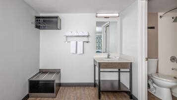 Combined shower/tub, towels