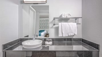 Standaard kamer, 2 tweepersoonsbedden, niet-roken | Badkamer | Een bad/douchecombinatie, handdoeken