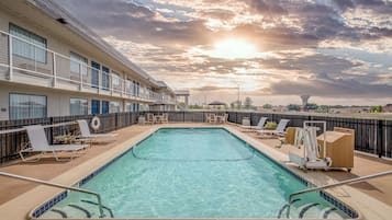 Alberca al aire libre por temporada y sombrillas en la alberca