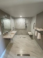 Bañera con ducha, toallas