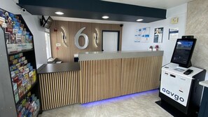 Reception - Motel 6 Costa Mesa, CA (Costa Mesa)
