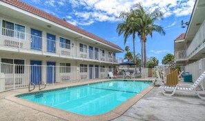 Outdoor pool - Motel 6 Costa Mesa, CA (Costa Mesa)