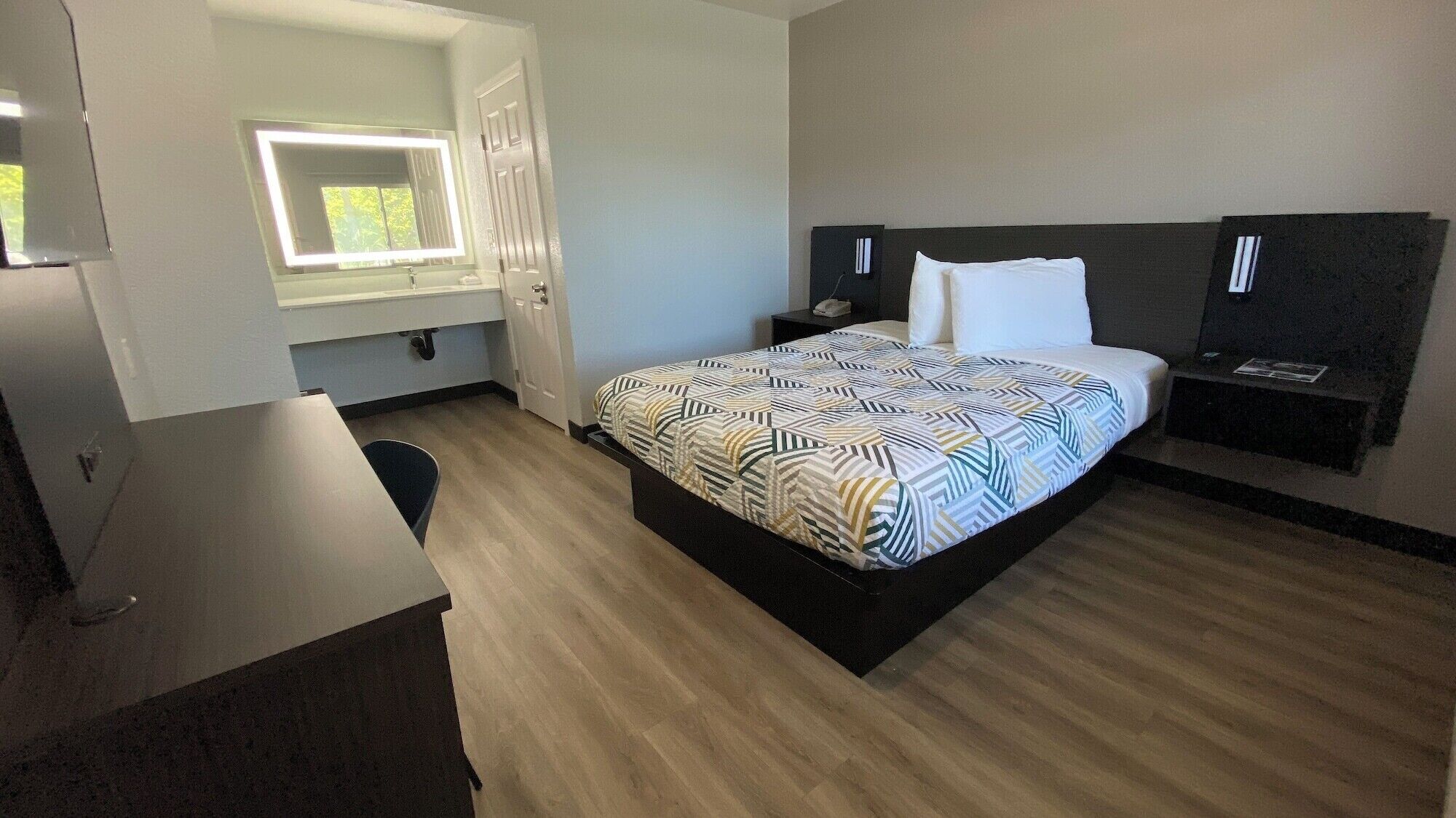 Espace de travail pour ordinateur portable, Wi-Fi gratuit, draps fournis