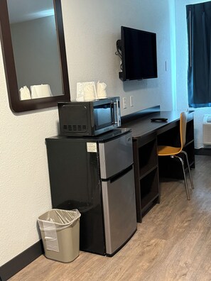 Desk, laptop workspace, blackout curtains, iron/ironing board - Motel 6 Fort Wayne, IN (Fort Wayne)