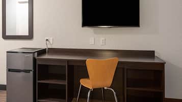 Työpöytä, kannettavalle tietokoneelle sopiva työtila, pimennysverhot