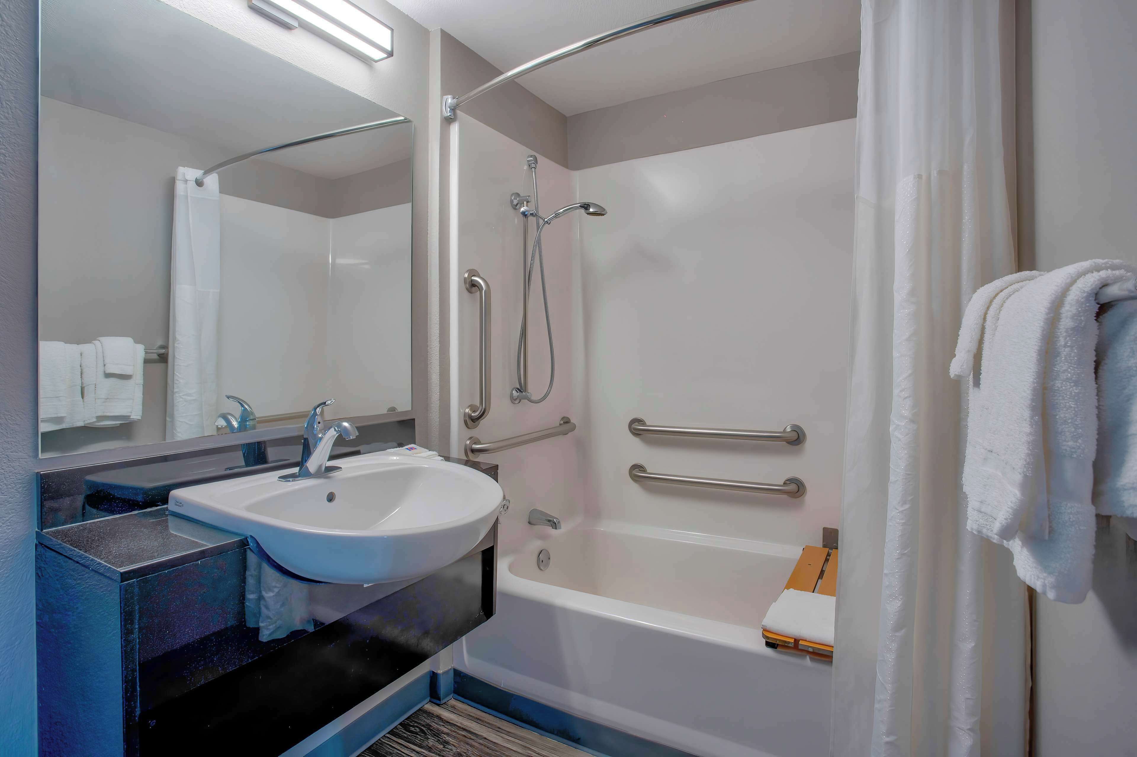 Een douche, handdoeken