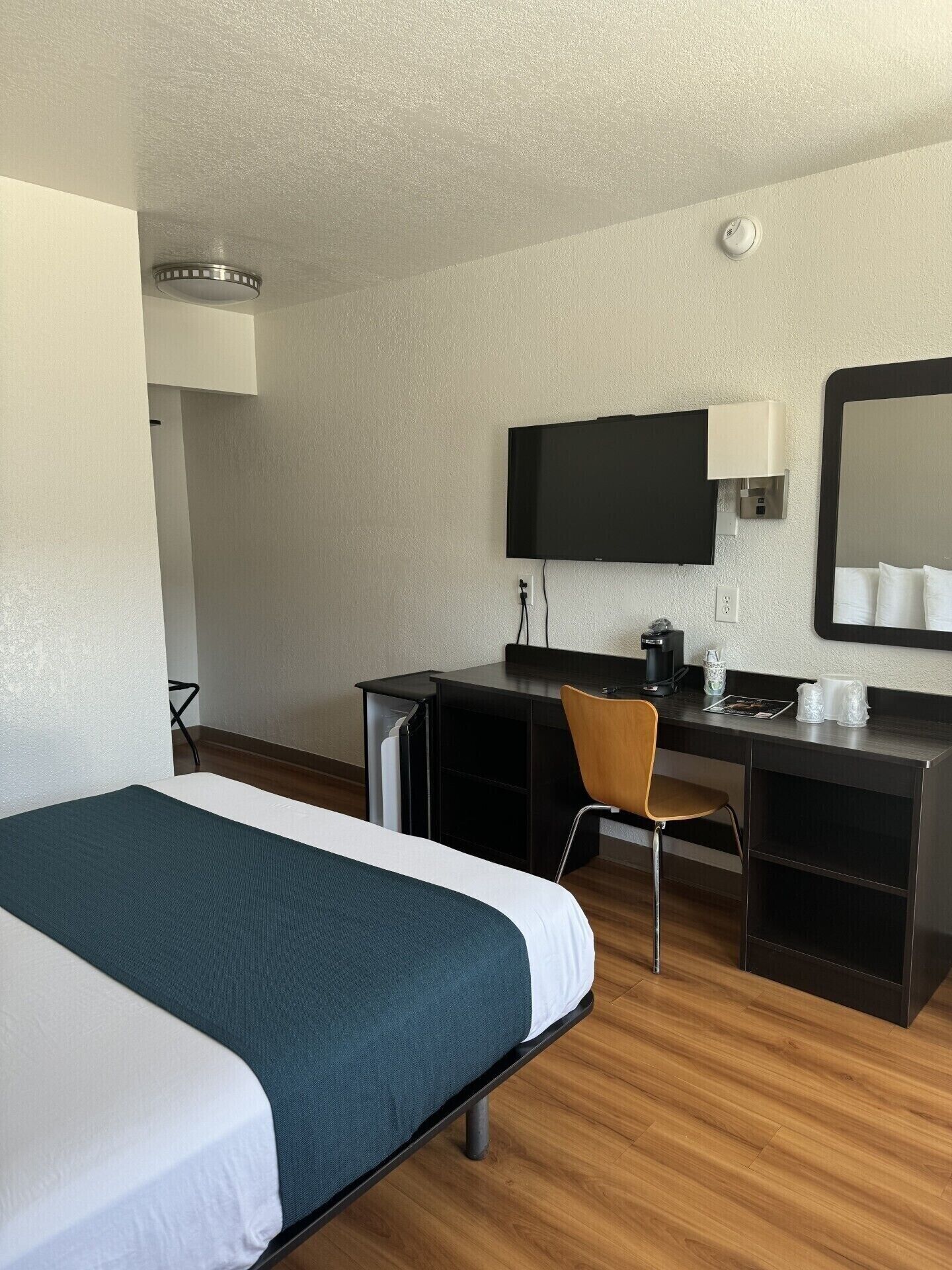 Cunas gratuitas, wifi gratis, ropa de cama