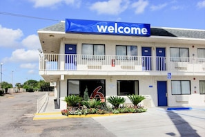 Property entrance - Motel 6 Kingsville, TX (Kingsville)