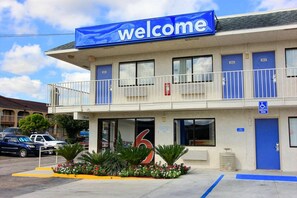 Property entrance - Motel 6 Kingsville, TX (Kingsville)