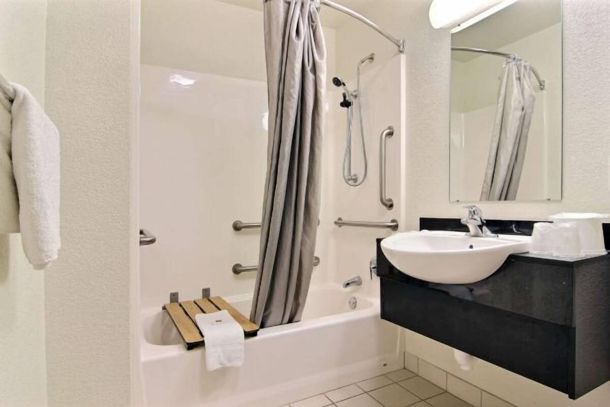 Ducha y bañera combinadas, toallas y jabón