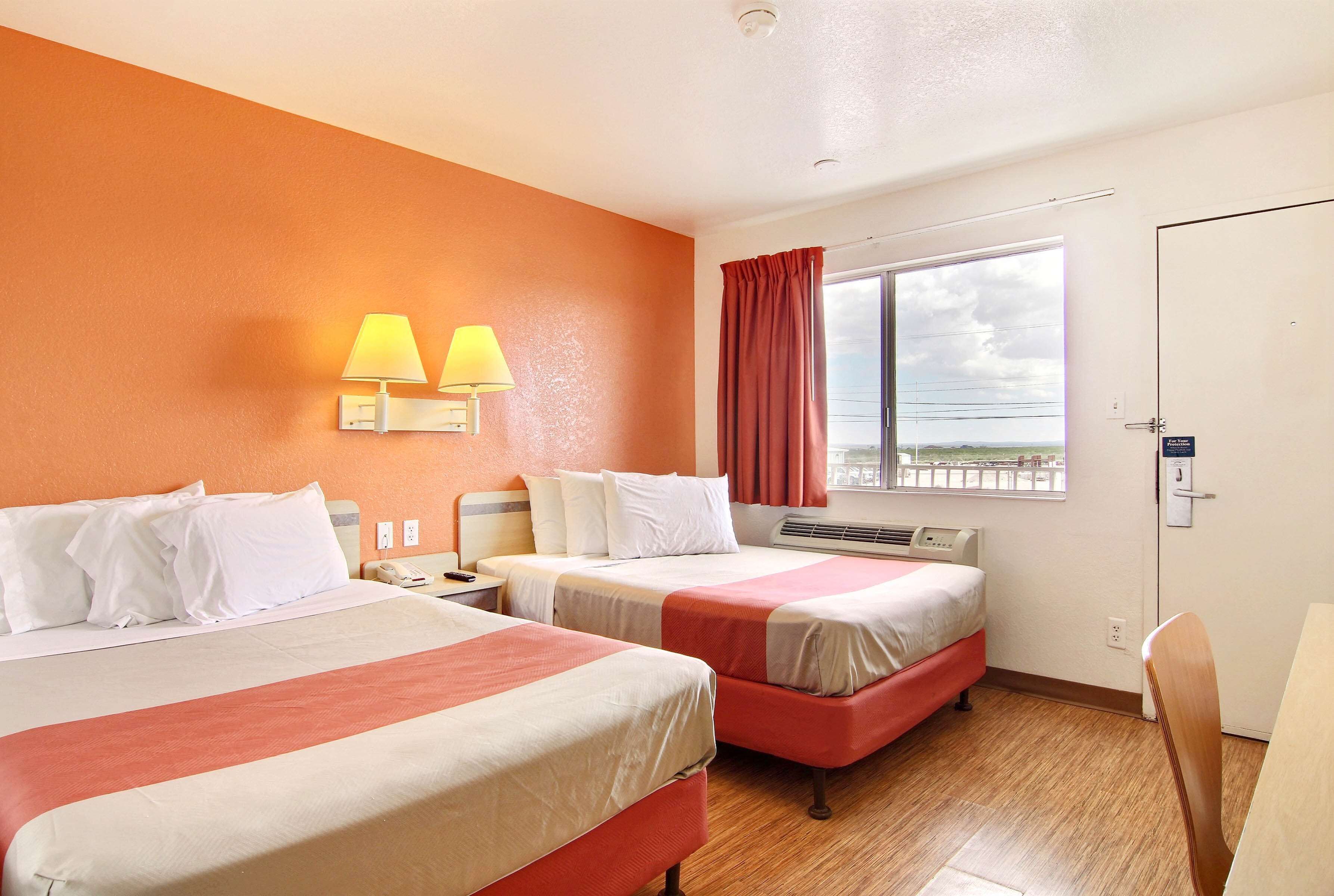 ستائر تعتيم وواي فاي مجانًا وملاءات أسرّة