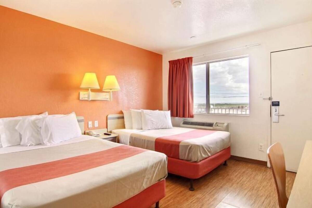 Cortinas opacas, wifi gratis, ropa de cama