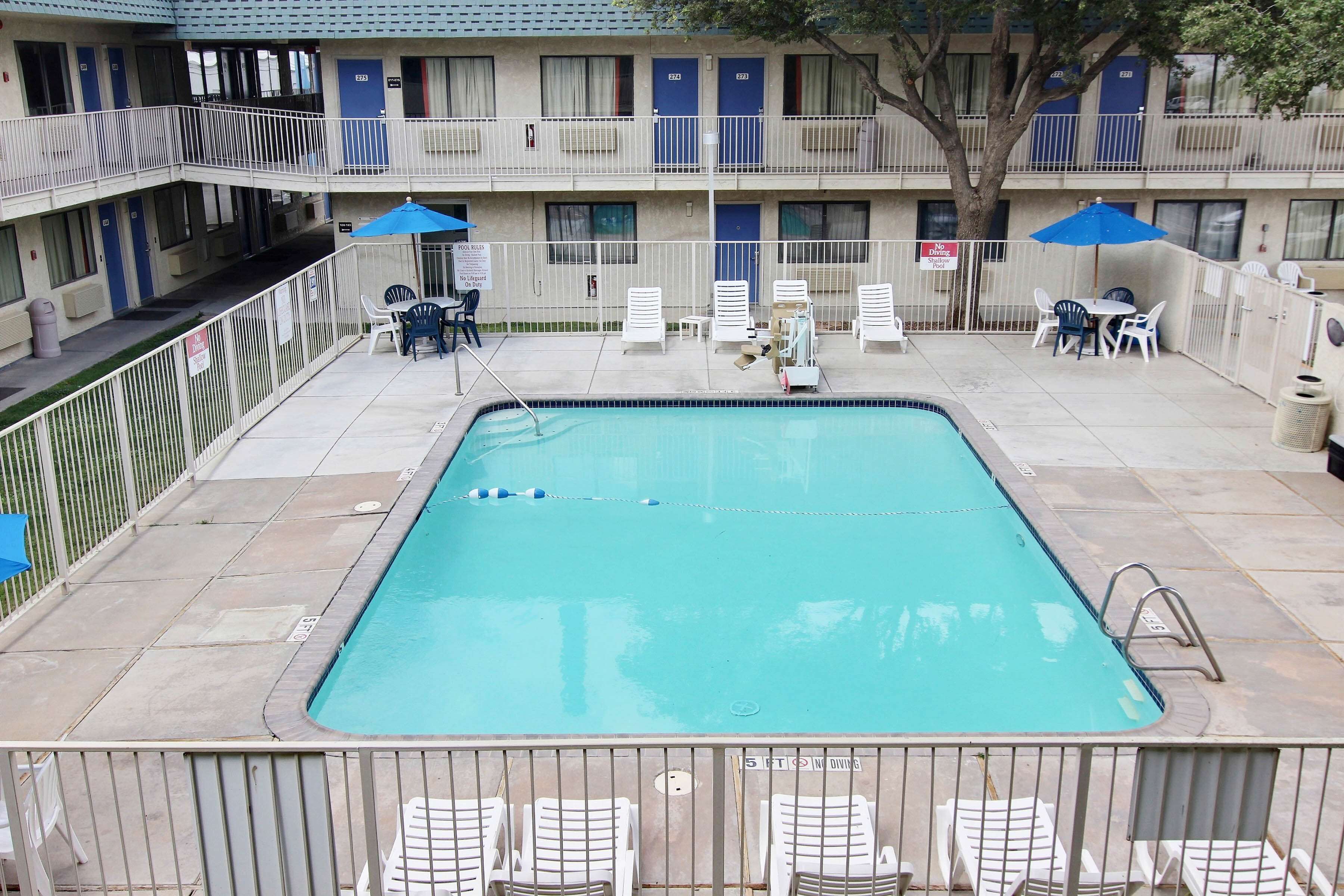 حمّام سباحة خارجي