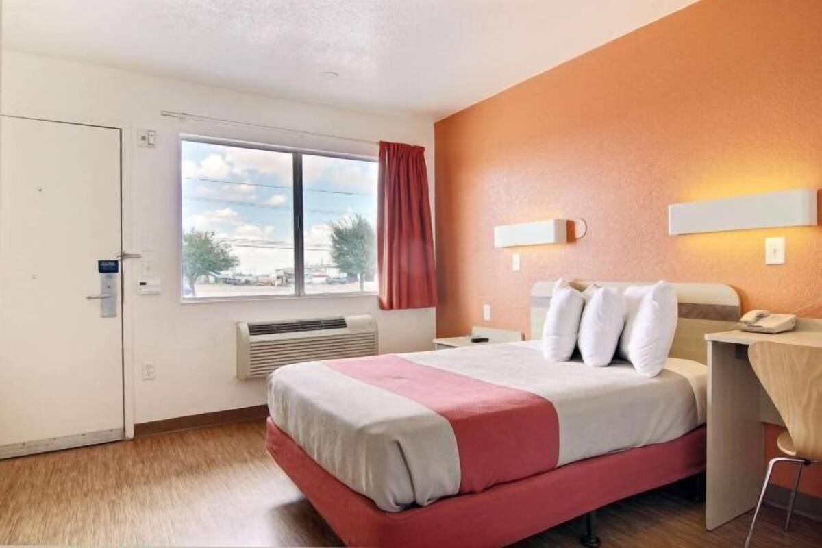Cortinas opacas, wifi gratis, ropa de cama