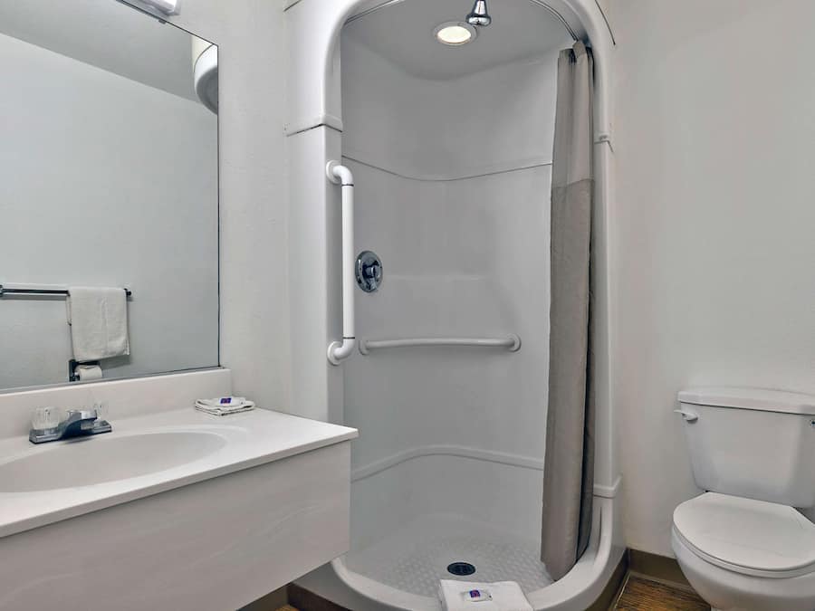 Bañera con ducha, toallas